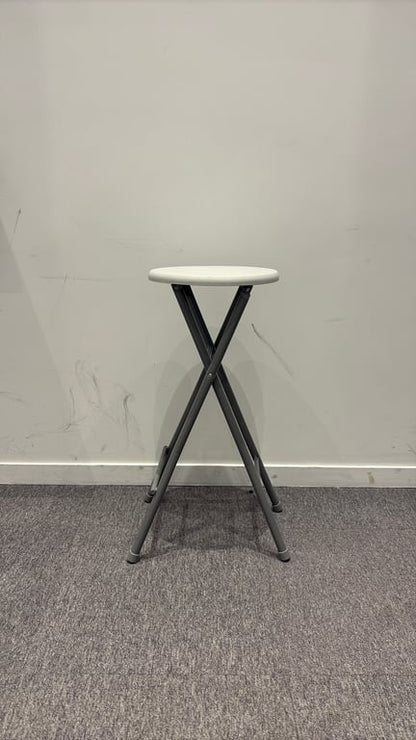Tabouret pliable avec piètement droit