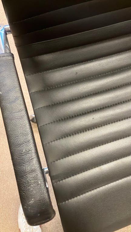 Bon état - légères marques cuir