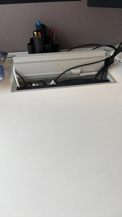 Bureau droit en mélaminé avec cloison intégrée