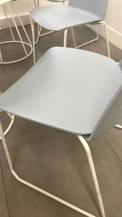 Chaise de cafétéria bleu clair en plastique