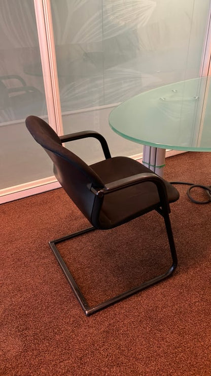 Chaise noire avec pieds luge et accoudoirs