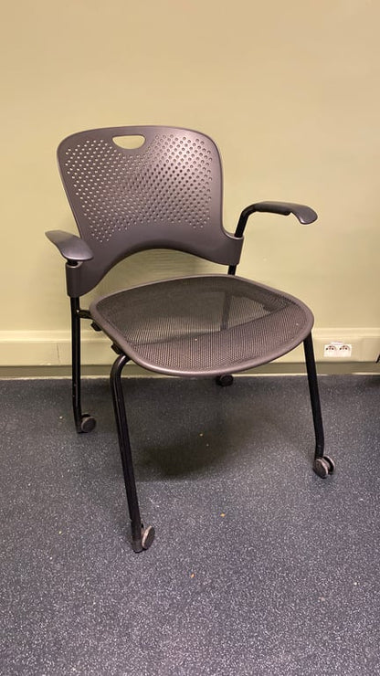 Chaise de réunion en résille avec accoudoirs et roulettes