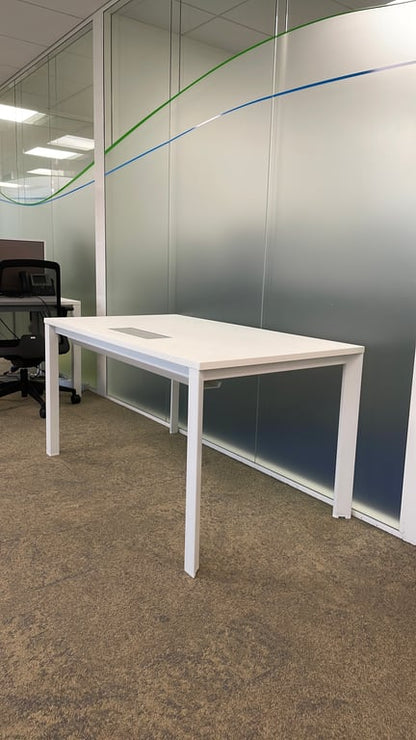 Bureau droit en mélaminé avec cloison intégrée