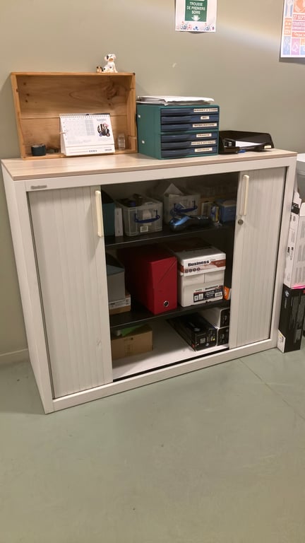 Armoire basse blanche avec portes à rideaux