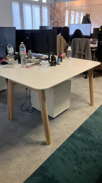 Bureau droit avec plateau blanc en mélaminé et pieds en bois