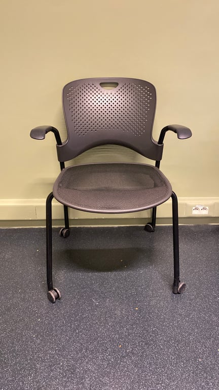 Chaise de réunion en résille avec accoudoirs et roulettes