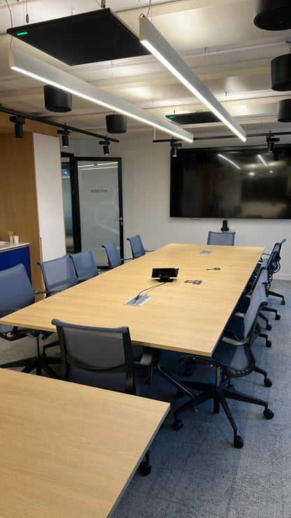 Table de réunion rectangulaire avec accès goulotte et top access