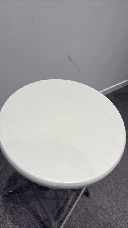 Tabouret pliable avec piètement droit