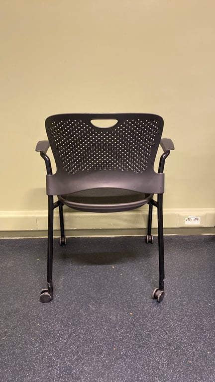 Chaise de réunion en résille avec accoudoirs et roulettes