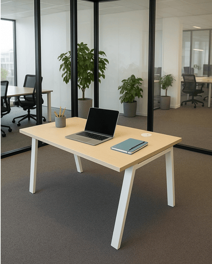 Bureau droit avec plateau en bois lightcreme et pieds en métal blanc