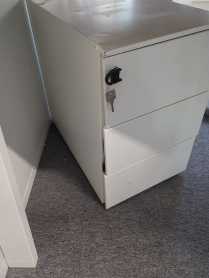 Caisson en métal blanc avec roulettes et fermeture à clé