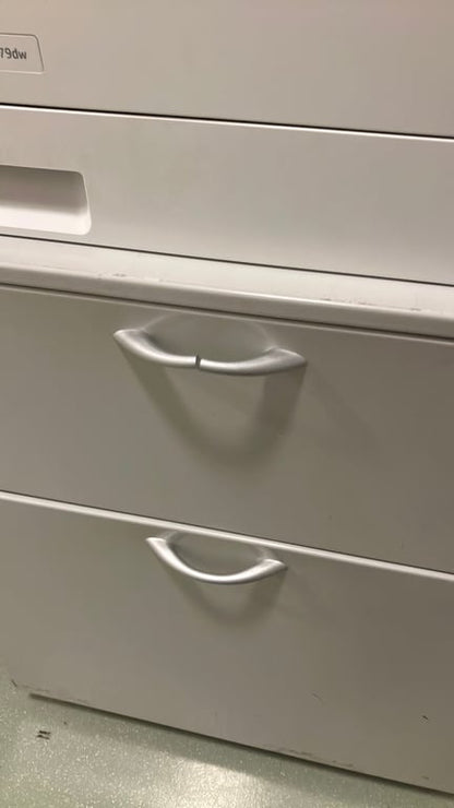 Caisson gris en métal avec roulettes et fermeture à clé