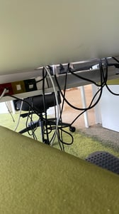 Bureau droit avec cloison intégrée